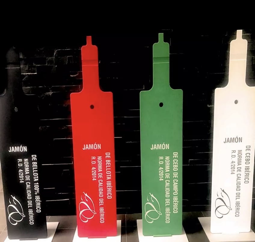 LA BRIDA O ETIQUETAUn Real Decreto de 2014 estableció cuatro categorías para el jamón ibérico y eliminó el término “recebo”. Se identifican por los colores negro, rojo, verde y blanco.