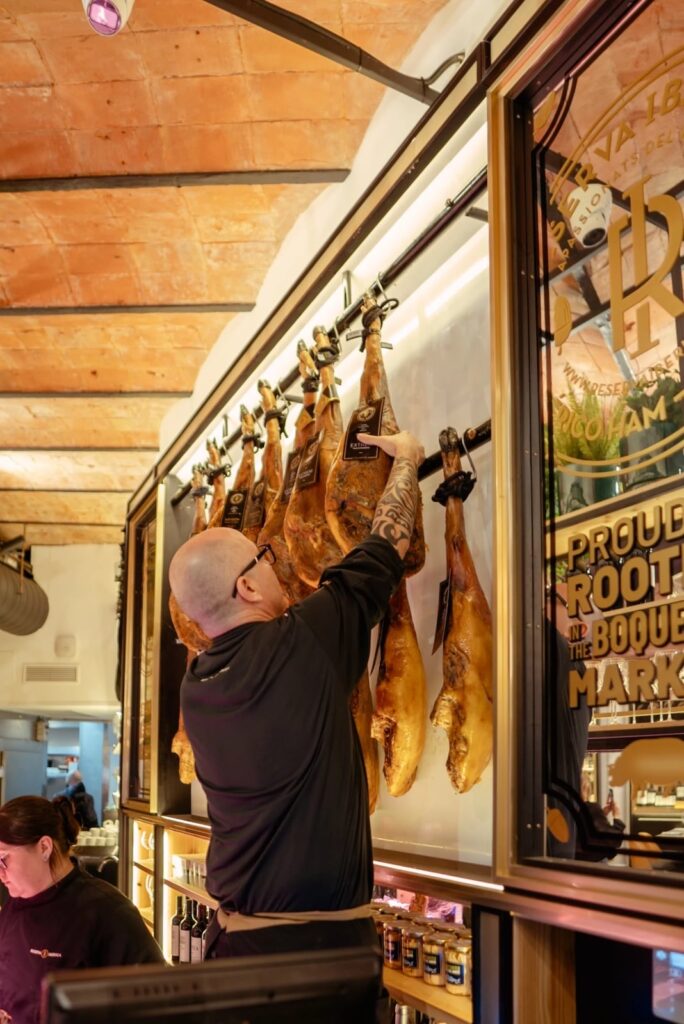 Descolgando un jamón Ibérico de alta calidad