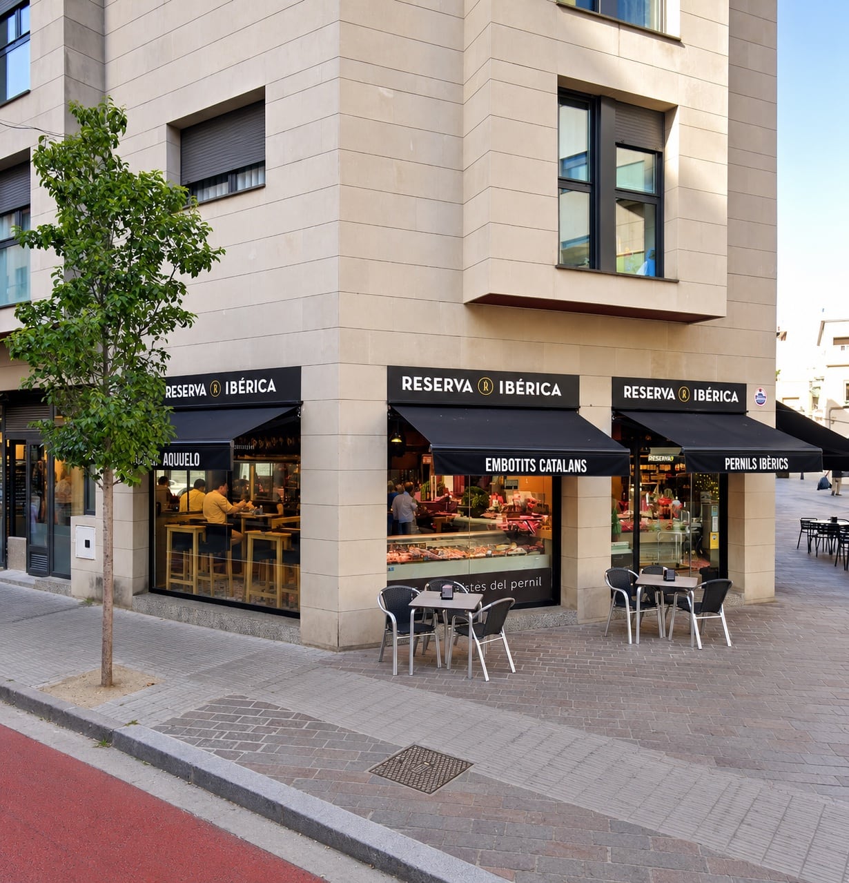 Fachada de la tienda de Sant Cugat en la calle Francesc Moragas con la Rambla del Celler