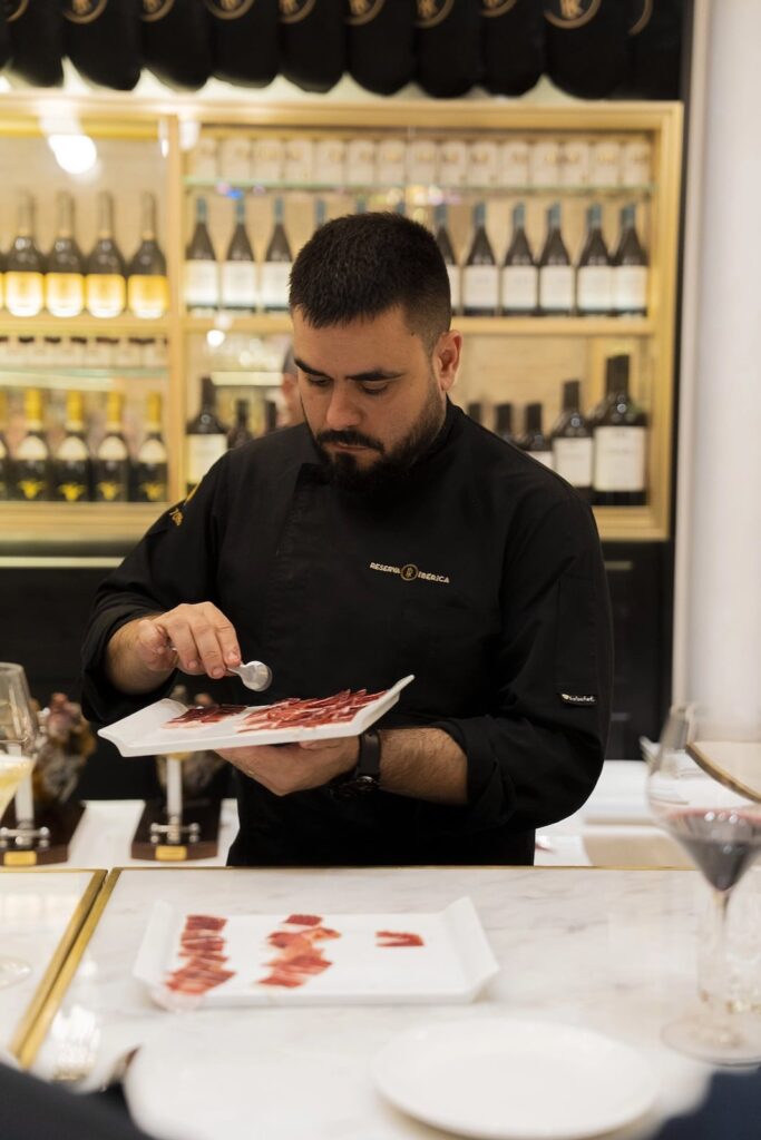 Sirviendo Jamón Ibérico de alta calidad en un catering